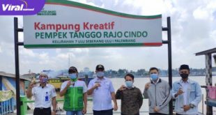Camat Seberang Ulu 1, Mukhtiar Hijrun, S.St tinjau Kampung Kreatif Pempek Tanggo Rajo. FOTO : VIRALSUMSEL.COM