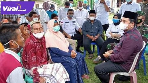 Bupati Banyuasin H Askolani bersilahturahim dengan keluarga korban Umar Bahori (Alm). FOTO : VIRALSUMSEL.COM