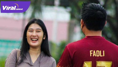 Manajer Sriwijaya FC Muhammad Fadli bincang dengan putri pelatih Sriwijaya FC Nil Maizar. FOTO : MO SFC