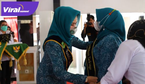 Baca Kabupaten Muba, Hj Thia Yufada Dodi Reza kukuhkan Bunda Baca Kecamatan dan Desa di Pendopoan Griya Bumi Serasan Sekate, Kamis (22/4/2021). FOTO : VIRALSUMSEL.COM