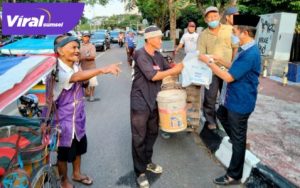 H Ishak Mekki Ketua DPD Partai Demokrat Sumsel berbagi takjil di depan DPRD Sumsel. FOTO : VIRALSUMSEL.COM