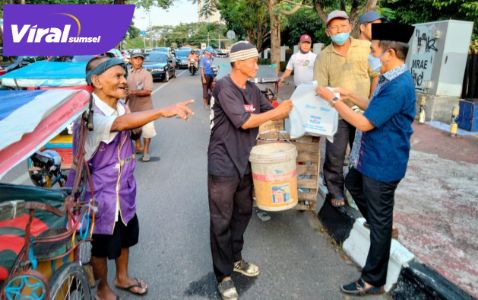 H Ishak Mekki Ketua DPD Partai Demokrat Sumsel berbagi takjil di depan DPRD Sumsel. FOTO : VIRALSUMSEL.COM