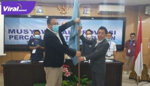 Yulian Gunhar Ketua Umum Percasi Sumsel terima bendera pataka dari Sekjen PB Percasi. FOTO :VIRALSUMSEL.COM