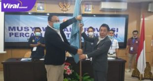 Yulian Gunhar Ketua Umum Percasi Sumsel terima bendera pataka dari Sekjen PB Percasi. FOTO :VIRALSUMSEL.COM