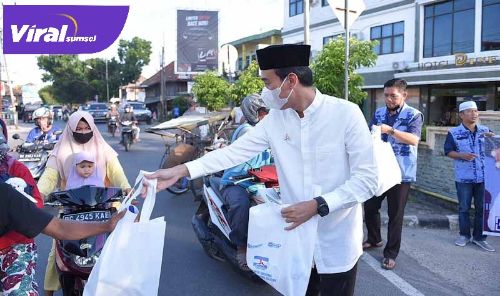 H Muchendi Mahzareki Wakil Ketua DPRD Sumsel bagi takjil di Kayuagung, OKI. FOTO:VIRALSUMSEL.COM