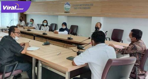 Suasana kunjungan anggota Komisi V DPR RI, Ir.H. Ishak Mekki, MM ke Stasiun Meteorologi BMKG Palembang, Selasa (20/4-2021). FOTO :VIRALSUMSEL.COM