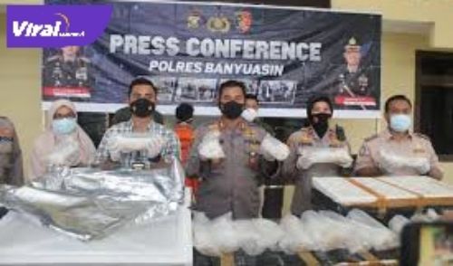 Kapolres Banyuasin, AKBP Imam Tarmudi SIk MH saat Press release di Halaman Mapolres Banyuasin, Selasa (27/04/2021). FOTO : IST