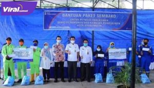 BSB berikan paket sembako di Kantor Dinas Perumahan dan Kawasan Pemukiman, Rabu (28/4/2021). FOTO : VIRALSUMSEL.COM