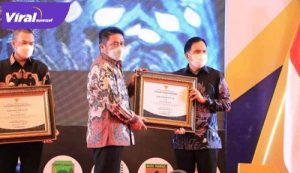 Walikota Prabumulih H Ridho Yahya terima penghargaan dari Gubernur Sumsel H Herman Deru. FOTO : VIRALSUMSEL.COM