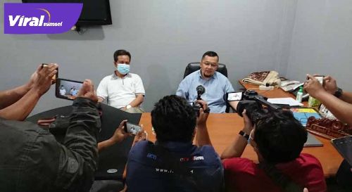 Presiden Sriwijaya FC H Hendri Zainuddin beri komentar pada awak media. FOTO :VIRALSUMSEL.COM