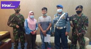 Anggota Intel Lanal Palembang menangkap pemilik akun facebook Hitjrah Putra Supriyadi di rumahnya. FOTO : VIRALSUMSEL.COM