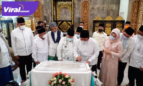 Gubernur Sumsel H Herman Deru bersama UAS meresmikan Masjid Al Falah di Jalan Rajawali Palembang, Selasa (4/5/2021). FOTO : VIRALSUMSEL.COM