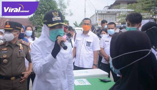 Wakil Walikota Palembang Fitrianti Agustinda meninjau kegiatan bazar murah pasar Ramadhan 1442 H di Halaman Pasar Ikan Modern, Rabu (5/5/2021). FOTO : VIRALSUMSEL.COM