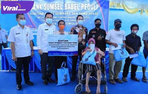 Bank Sumsel Babel Cabang Prabumulih bebagi sembako dan THR pemulung, tukang becak, disabilitas, tukang sol sepatu dan tukang pikul. FOTO : VIRALSUMSEL.COM