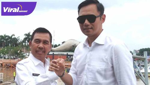 Ketua DPP Partai Demokrat AHY bersama H Ishak Mekki ketua DPD Partai Demokrat Sumsel. FOTO : VIRALSUMSEL.COM