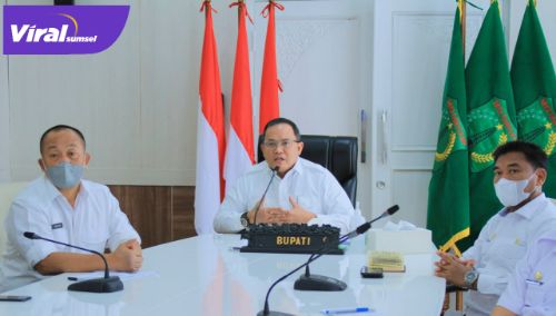 Bupati Dr Dodi Reza Alex di sela Rapat Koordinasi Lanjutan Penggunaan Aspal Karet Oleh Pemerintah Daerah Provinsi / Kabupaten / Kota Secara Virtual, Rabu (5/5/2021). FOTO : VIRALSUMSEL.COM
