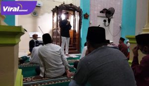 H Muchendi Mahzareki SE Wakil Ketua DPRD Sumsel Safari Jumat di Masjid Darussalam, Desa Tanjung Laut, OKI. FOTO : VIRALSUMSEL.COM