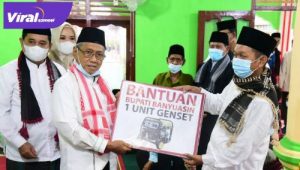 Wakil Bupati Banyuasin H Slamet didampingi Bupati H Askolani berikan bantuan genset. FOTO : VIRALSUMSEL.COM
