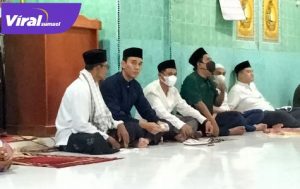 H Muchendi Mahzareki Wakil Ketua DPRD Sumsel Safari Ramadhan di Masjid Desa Lubuk Dalam, Kecamatan Kayuagung, OKI. FOTO : VIRALSUMSEL.COM