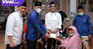 H Handry Patrama Putra Ketua DPC Partai Demokrat Ogan Ilir (tengah) berbagi di bulan Ramadhan. FOTO : VIRALSUMSEL.COM