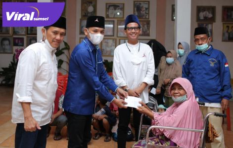 H Handry Patrama Putra Ketua DPC Partai Demokrat Ogan Ilir (tengah) berbagi di bulan Ramadhan. FOTO : VIRALSUMSEL.COM