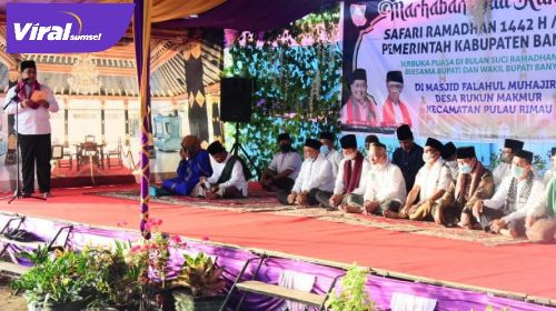 Bupati Banyuasin H. Askolani Safari Ramadhan di Desa Rukun Makmur, Kecamatan Pulau Rimau, Kabupaten Banyuasin, Selasa (4/5/2021). Foto : viralsumsel.vom