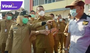 Wakil Walikota Palembang, Fitrianti Agustinda monitoring jalan Sapta Marga, Kelurahan Bukit Sangkal, Senin (10/5/2021). Foto : viralsumsel.com