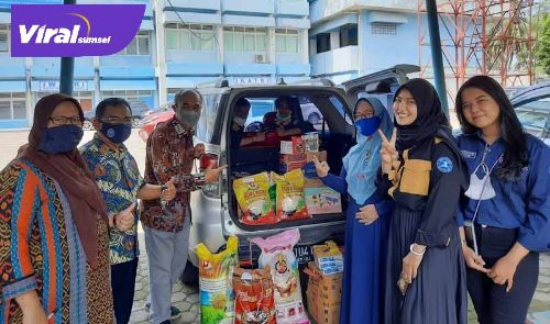 DEMA FE UTP menggelar pengabdian kepada masyarakat dengan sejumlah kegiatan sosial, dan saling berbagi dengan masyarakat kurang mampu. Foto : viralsumsel.com