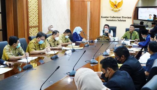 Ketua Komisi II DPRD Sumsel, Asgianto disela-sela rapat dengan Gubernur Sumsel H Herman Deru dalam rangka koordinasi P2EP, Senin (10/5/2021). Foto : viralsumsel.com