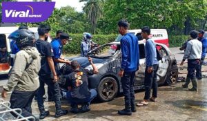 Toyota Yaris ludes terbakar saat melintas di Jalan AKBP Cek Agus, Kecamatan Ilir Timur II, Palembang pada Senin (10/5/2021). Foto : viralsumsel.com
