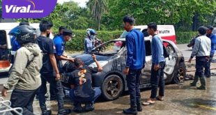 Toyota Yaris ludes terbakar saat melintas di Jalan AKBP Cek Agus, Kecamatan Ilir Timur II, Palembang pada Senin (10/5/2021). Foto : viralsumsel.com