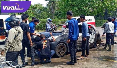 Toyota Yaris ludes terbakar saat melintas di Jalan AKBP Cek Agus, Kecamatan Ilir Timur II, Palembang pada Senin (10/5/2021). Foto : viralsumsel.com