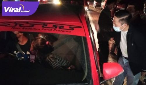 Sekda Kota Palembang, Drs Ratu Dewa memantau beberapa posko penyekatan keluar dan masuk Palembang. Foto : viralsumsel.com