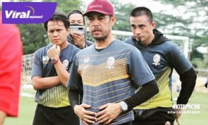 Nil Maizar Pelatih Kepala Sriwijaya FC beri arahan pada pemain. Foto : mosfc