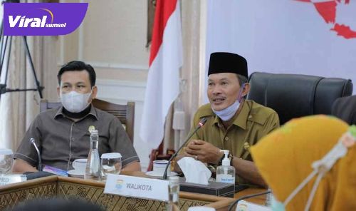 Walikota Palembang H.Harnojoyo pimpin rapat evaluasi penanganan Covid-19. Foto :viralsumsel.com