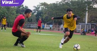 Winger Sriwijaya FC Rahel Radisnayah (kanan) duel dengan Akbar Zakaria. Foto : mo sfc