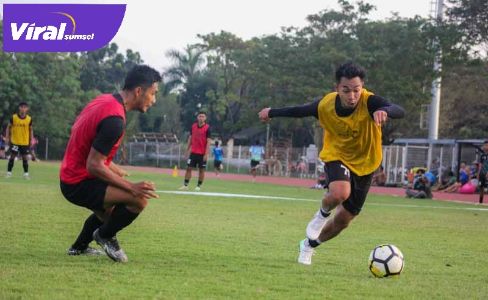 Winger Sriwijaya FC Rahel Radisnayah (kanan) duel dengan Akbar Zakaria. Foto : mo sfc