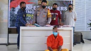 Ardi pelaku perampokan disertai pemerkosaan pada press releases di Mapolres Muba. Foto : viralsumsel.com