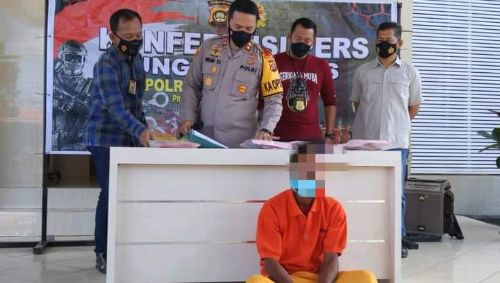 Ardi pelaku perampokan disertai pemerkosaan pada press releases di Mapolres Muba. Foto : viralsumsel.com