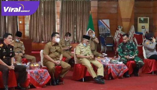 Bupati Banyuasin H. Askolani bersama Wakil Bupati Banyuasin Slamet Sumosentono ikuti Video Conference Pengarahan Presiden RI, Senin (17/5/2021). FOTO : VIRALSUMSEL.COM