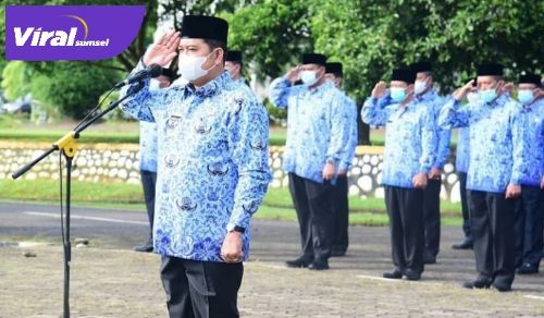 Bupati Banyuasin H. Askolani, S.H.,M.H pimpin apel gabungan di lapangan upacara Kantor Bupati Banyuasin, Senin (17/6/2021). Foto : viralsumsel.com