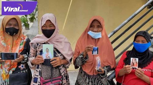 Keempat orang tua gadis ABG saat membuat laporan orang hilang di Polda Sumsel, Rabu (19/5/2021) siang. Foto : viralsumsel.com