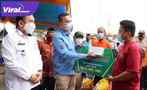 Beni Hernedi Wakil Bupati Muba salurkan bantuan pada korban kebakaran di Lalan. Foto : viralsumsel.com