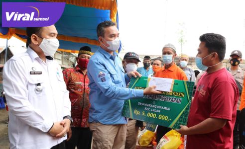 Beni Hernedi Wakil Bupati Muba salurkan bantuan pada korban kebakaran di Lalan. Foto : viralsumsel.com