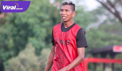 Valentino Telaubun bek kiri Sriwijaya FC berlatih ringan di Stadion Atletik Jakabaring. Foto : viralsumsel.com