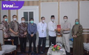 Walikota Palembang H.Harnojoyo terima audiensi bersama pihak Bank BSI di Rumah Dinas Walikota, Kamis (20/5/2021). Foto : viralsumsel.com