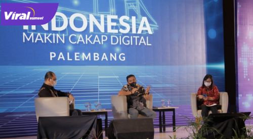 Kepala Dinas Diskominfo Kota Palembang, Edison jadi narasumber Program Peluncuran Kegiatan Literasi Digital di Ballroom Novotel Hotel Palembang, Jumat (21/5/2021). Foto : viralsumsel.com