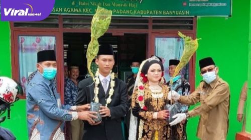 Sepasang pengantin di Kabupaten Banyuasin tanam pohon buah-buahan sebelum langsungkan pernikahan. Foto : viralsumsel.com