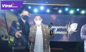 Kepala Dinas Pemuda dan Olahraga Muba Faris (kiri) terima piala API 2020. Foto : viralsumsel.com