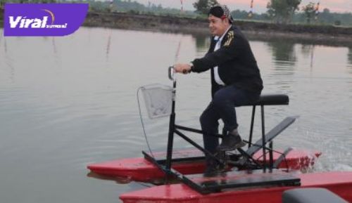 Bupati Banyuasin H. Askolani SH MH, meninjau Wisata Kolam di Desa Damar Wulan, Kecamatan Air Salek, Sabtu (22/5/2021) sore. Foto : viralsumsel.com